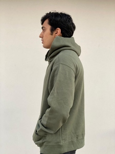 Sudadera con capucha ecológica para hombre hecha a mano de algodón orgánico con proceso de tinte sostenible y diseño natural minimalista - Product Image 5