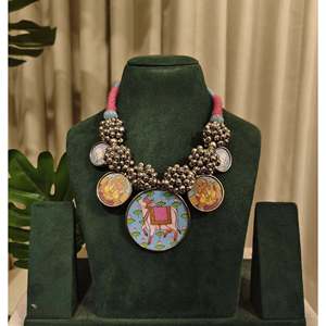 Collier pendentif Tribal Tales Ghungroo Pichwai avec technologie d'incrustation à sertissage clos - Product Image 6