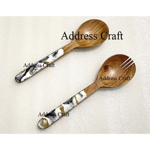 Service à salade en bois d'acacia avec manche décoratif en résine Grande cuillère à salade écologique Set de fourchette Vaisselle Couverts en bois - Product Image 1