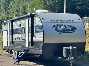 Vente en gros de caravanes et camping-cars d'occasion 2025 2024 2023 Cherokee 294BH Forest Rivers avec intérieurs spacieux et ajustables - Product Image 2
