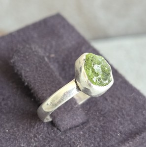 Bague tendance en argent sterling avec péridot, idéale pour un cadeau de studio de yoga, qualité supérieure, fabrication artisanale raffinée - Product Image 2