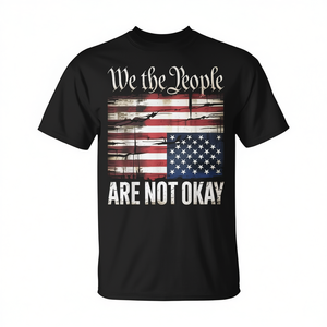 T-Shirt Patriottica con Bandiera Americana Invertita 'We the People Are Not Okay', Prodotto Promozionale - Product Image 2