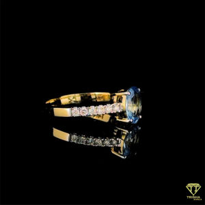 Bague ovale Aqua bleue élégante avec diamants Moissanite brillants serti griffes plaqué rhodium pour mariages et anniversaires - Product Image 2