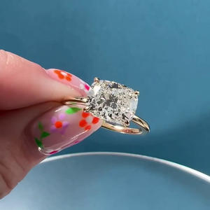 Bague en or jaune avec diamant de laboratoire certifié IGI de 3,00 carats, taille coussin allongée, orientation est-ouest - Product Image 1