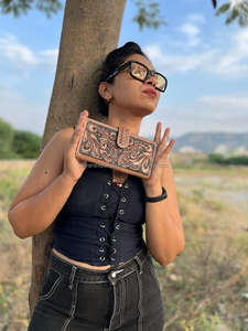 Nouveau Style occidental coloré en cuir usiné pochette femmes conçu sac à main vente chaude taille compacte en cuir usiné embrayages à la mode - Product Image 4