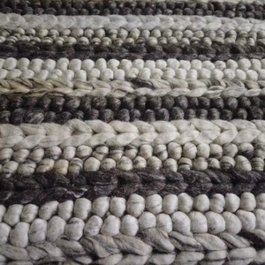 Alfombra de Lana Tejida a Mano, Alfombra Gruesa Trenzada Estilo Kilim |   Alfombra de Lana Texturizada en Beige Natural y Marrón |   Decoración Boho para el Hogar - Product Image 1