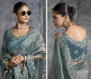 Sari en organza élégant de créateur avec de riches broderies Zari Dori et sequins, idéal pour les mariages et les fêtes, blouse cousue incluse - Product Image 3