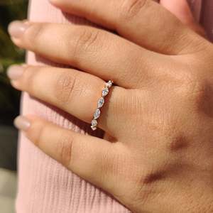 Anillo de Eternidad con Diamantes Marquise, Estilo de Puntas Compartidas, Joyería de Lujo - Product Image 5