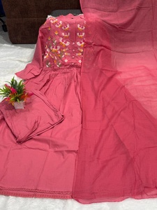 ชุดสูทผ้ามัสลินที่ได้รับการออกแบบมาอย่างงดงามพร้อมด้วยการตัดปักลวดลายดอกไม้และการผสมผสานที่หรูหราของสีส้มและสีชมพู - Product Image 5