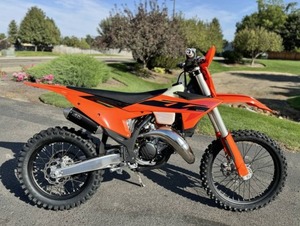 2025 pour la série KTMS 125 XC Moto Dirt Bike - Product Image 3