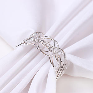 Los modernos anillos para servilletas de acero inoxidable realzan la estética de la mesa sin dominar el decorado general. - Product Image 2