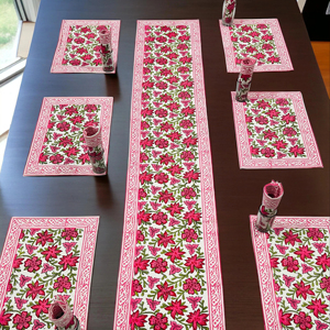 Chemin de table en coton artisanal élégant, sous-plat léger, motif floral imprimé en blocs, en rose, type tricoté - Product Image 1