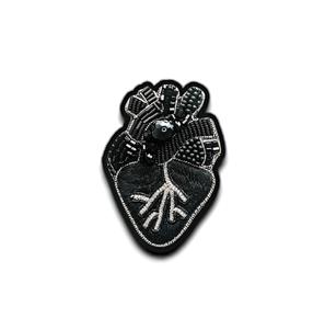 Broche de corazón anatómico con cuentas, bordado rosa, joyería de moda con diseño de corazón humano bordado - Product Image 3