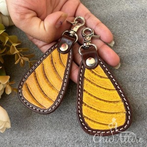 Porte-clés en cuir taillé sculpté à la main avec forme exotique et mousqueton Porte-clés uniques en cuir de vachette véritable personnalisé pour unisexe - Product Image 1