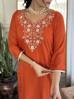 TV Serial Actrice Style Attrayant Bonne Qualité Orange Couleur Pure Chinon Robe Kurti En Soie Pour La Vente En Gros Sur Le Marché Indien