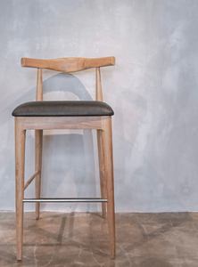 Chaise en bois massif avec assise rembourrée style confortable pour espace repas comptoir bar café ou salon décontracté - Product Image 4