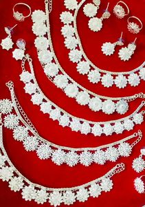 Conjunto de joyería de moda Vintage clásica Diamante chapado en oro de 24 quilates Incluye collar Pendientes Peines-Material de cobre Regalos perfectos - Product Image 4