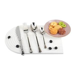 Juego de Cubiertos de Acero Inoxidable con Mango Ondulado Único, Mango Trenzado Plateado, Diseño Moderno y Elegante, Apto para Lavavajillas, Libre de BPA, para Fiestas - Product Image 3