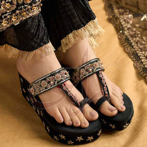 Sandalias de Tacón de Marca Privada con Material Duradero - Tendencia de Moda, Parte Superior de Terciopelo Estampado Antideslizante, Suela de Cuero Genuino Personalizada - Product Image 4