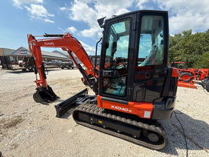 Excavatrice compacte Kubota KX040-5 |   Mini-pelleuse de 4 tonnes avec lame hydraulique orientable 6-en-1 |   Excavatrice sur chenilles diesel de niveau 4 - Product Image 5