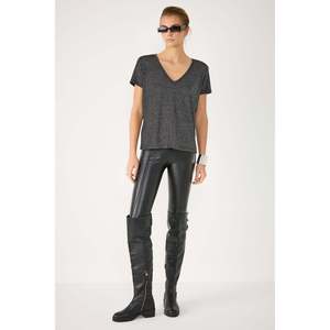 Camiseta Básica Brillante con Cuello en V - Product Image 4