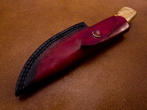 Cuchillo de acero damasco personalizable OEM con mango de madera de Fresno y piedra patrón trenzado Funda de cuero al por mayor - Product Image 6