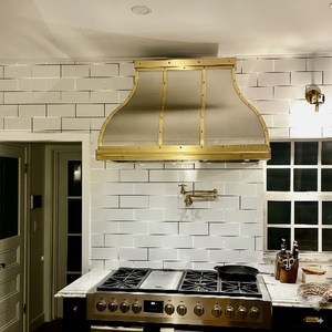 <span class=keywords><strong>Hotte</strong></span> de cuisine électrique murale en acier inoxydable de 48 pouces, forme cloche, sur mesure, avec rivets en laiton, finition brossée, style campagne française pour hôtel - Product Image 1