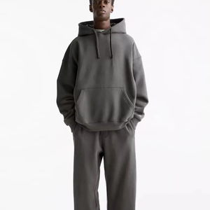 Ensemble de survêtement simple en polaire pour homme, coupe oversize et ample, avec sweat à capuche et pantalon de survêtement à taille élastique et bas ouvert - Product Image 1