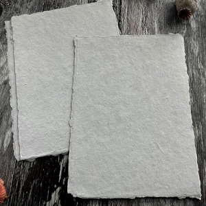 Papier fait main en gris clair PACK DE 5 FEUILLES Coton recyclé - Product Image 1