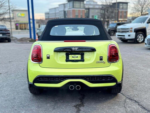 MINI Cooper S Convertible Amarillo Usado 2023 con Llantas de Aleación R18 Oscuras, Tracción Delantera, Techo Solar, Arranque Remoto, Asientos de Cuero, Automático, Euro - Product Image 2