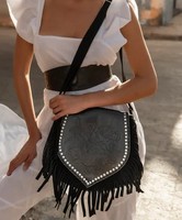 Sac à bandoulière en cuir véritable pour femmes en gros avec un design de rose peint à la main et outillé à la main orné de pompons en argent
