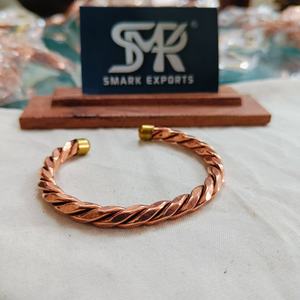 Bracelet en cuivre à motif de corde torsadée, ajustable, manchette ouverte, fait main, finition polie avec embouts en laiton, traditionnel, léger - Product Image 6