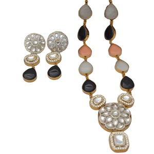 Bellamente diseñado estilo tradicional Kundan piedra collar latón Material joyería Collar para mujeres y niñas - Product Image 1