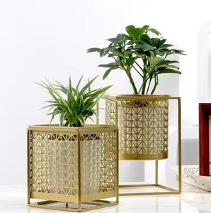 Jardinière antique moderne en métal poli avec support d'inspiration vintage pour les projets de cadeaux et de décoration intérieure chic - Product Image 2