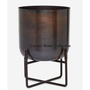 Lot de 3 pots décoratifs en métal pour l'organisation de la présentation et du rangement des fleurs plaqué or avec cadre en bois et support Designer - Product Image 4