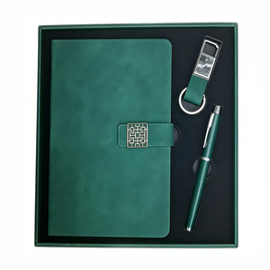 Set Regalo Aziendale Verde Smeraldo con Taccuino, Penna e Portachiavi - Finitura Simil-Pelle e Chiusura Magnetica - Product Image 1