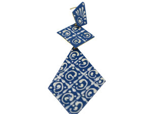 Material de latón de alta calidad, acabado dorado mate, pintura a mano, pendiente de diseño de Pottary azul para niñas y mujeres - Product Image 3