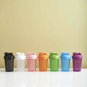 ขวดเชคโปรตีนพลาสติกพกพา ปลอดสาร BPA แก้วน้ำสำหรับเดินทางพร้อมฝาปิดแบบมีบานพับ สำหรับใช้ในชีวิตประจำวัน - Product Image 1