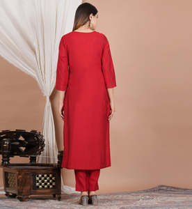 Conjunto de Kurta y Pantalón Recto de Poliéster Rojo Sólido para Mujer con Adornos de Gota Patti y Perlas, Cuello Redondo y Mangas 3/4 para un Estilo Elegante - Product Image 5