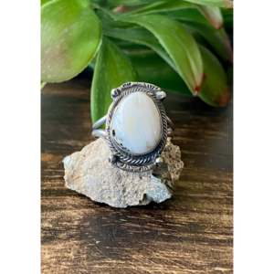Anillo de Campeonato Navajo Hecho a Mano con Bisutería de Búfalo Blanco y Baño de Oro Rosa, Talla 7.75, Joyería de Plata Esterlina - Product Image 1