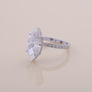 Anillo de Compromiso y Boda con Diamante Cultivado en Laboratorio con Corte Marquesa Certificado por IGI, Halo Oculto y Banda Pavé en Oro Blanco/Rosa/Amarillo de 9K - Product Image 2