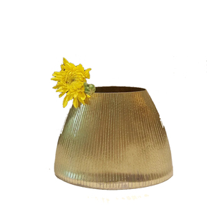 Vase à fleurs en métal aluminium au design moderne et simple Nouvelle décoration de table unique et personnalisée pour les hôtels et les restaurants - Product Image 2