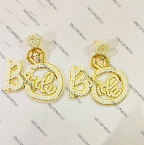 Pendientes de novia blancos y dorados hechos a mano para bodas - Product Image 1