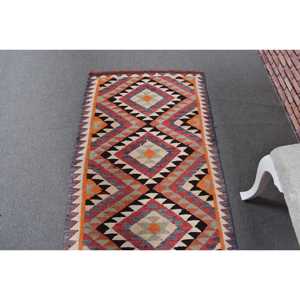 Alfombra Kilim Turca Vintage de 2.7x9.2 pies, Alfombra de Lana Roja con Diseño de Plantas y Árboles - Product Image 4