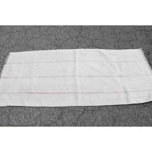 พรมขนสัตว์ตุรกีขนาดเล็ก 2.5x5.8 ฟุต (75x178 ซม.) สีขาววินเทจลายปะติดปะต่อ พร้อมแผ่นรองยางลาเท็กซ์ - Product Image 3