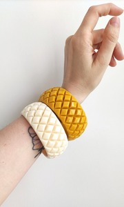 Venta directa de fábrica, brazalete abierto de alta calidad, brazalete en forma de C, pulsera Hawaiana de resina para mujer - Product Image 2