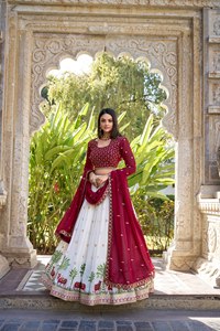 Conjunto de Lehenga Choli de Alta Calidad con Bordado Intenso y Secado Rápido, con Dupatta, para Bodas y Fiestas, Hecho de Poliéster, Corte Holgado - Product Image 2