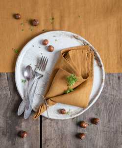 Serviettes de table en lin massif faites à la main, style moderne et minimaliste - Design intemporel, réutilisables et personnalisables pour les restaurants - Product Image 5