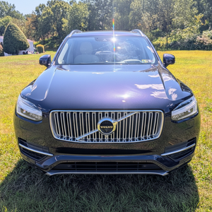 V-olvo XC90 T8 E-A W D Excellence Ultra-Raro, Modelo de Lujo 2017, Usado, con Motor Híbrido Enchufable de 400 hp, Color Azul Metálico Mágico - Product Image 1