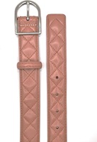 Ceinture de couette C bleu pastel doux avec boucle en argent poli et texture de diamant matelassé pour des tenues modernes élégantes